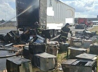 Baú de caminhão carregado com eletrodomésticos pega fogo na Anhanguera