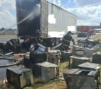 Baú de caminhão carregado com eletrodomésticos pega fogo na Anhanguera