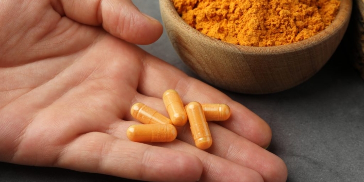 Especialista da USP recomenda cautela com cúrcuma em cápsulas; entenda