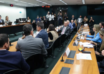Centrão tenta derrubar transição de 60 dias para fim da escala 6×1