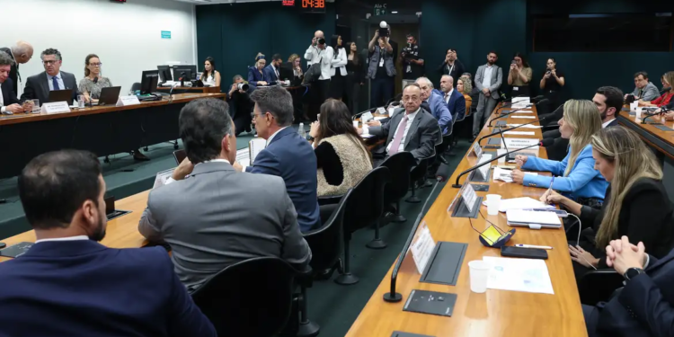 Centrão tenta derrubar transição de 60 dias para fim da escala 6×1