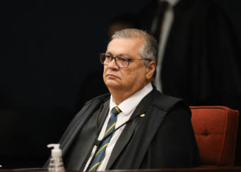 Dino abre apuração sobre emendas para produtora do filme de Bolsonaro