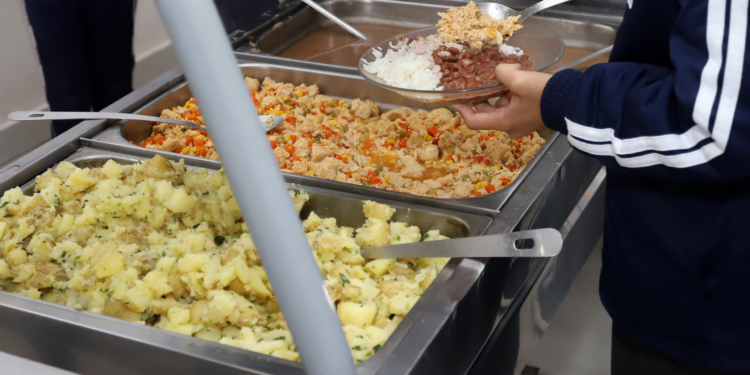 Prefeitura de Campinas aciona MP e multa empresa por carne gordurosa na merenda escolar
