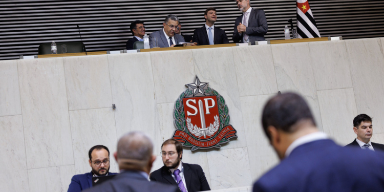 Alesp aprova ampliação da licença-paternidade de servidores para 20 dias