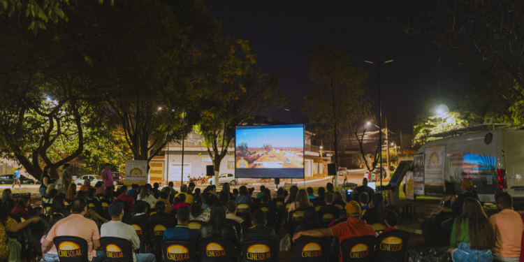 Parque Oziel recebe cinema ao ar livre gratuito e movido a energia solar