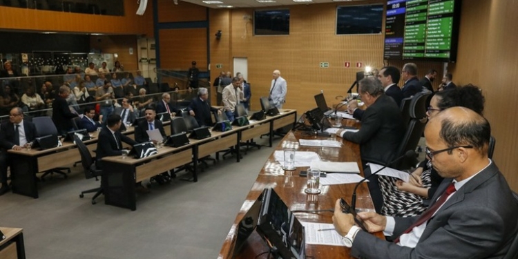 Câmara recebe três pedidos de CP contra Vini; vereador diz que malote tinha ‘documentos’