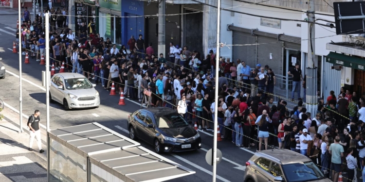 Multidão lota cartórios de Campinas no último dia de regularização do título eleitoral