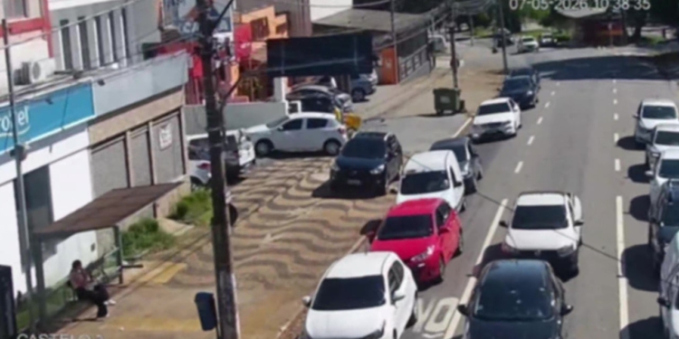 Estacionamento sobre calçada lidera condutas irregulares na região do Balão do Castelo