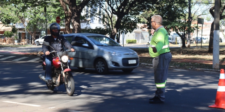 Motociclistas recebem check-up gratuito e orientações no Largo do Rosário