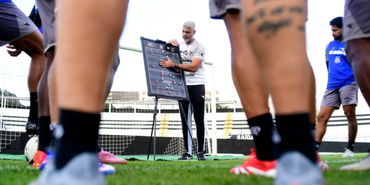 Ponte Preta joga pela reabilitação contra o Sport neste sábado