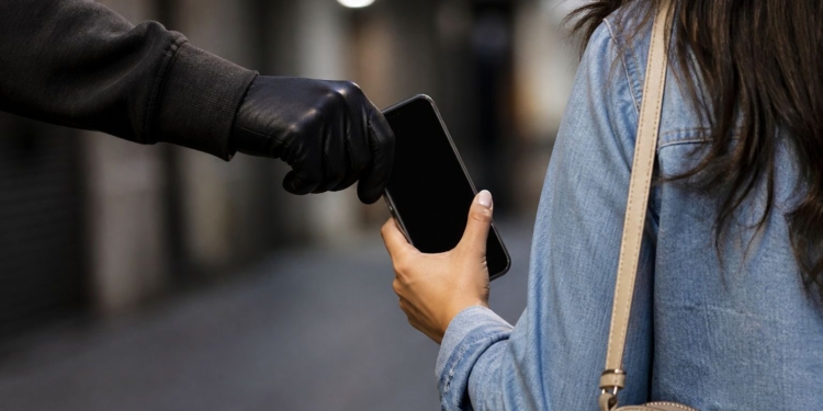 Nova lei aumenta pena e roubo de celular pode levar a 10 anos de prisão