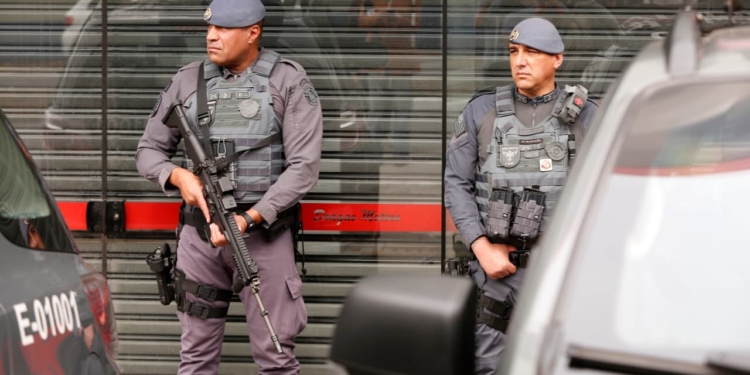 Mulher reage a agressões e esfaqueia companheiro durante caso de violência doméstica