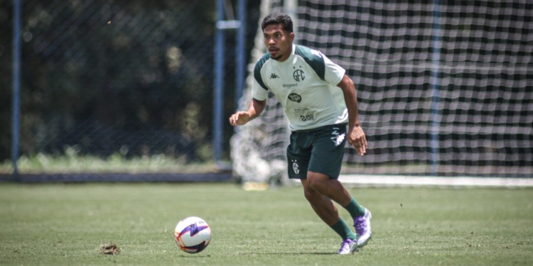 Guarani pode ter estreia na lateral direita contra o Barra, sábado
