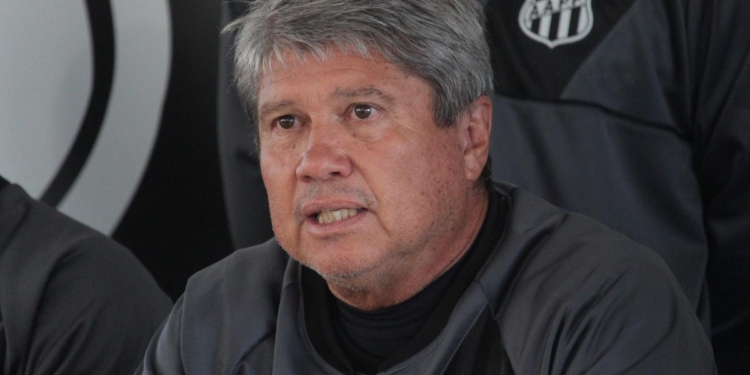 Edson Boaro comanda os treinos da Ponte, enquanto direção busca novo técnico