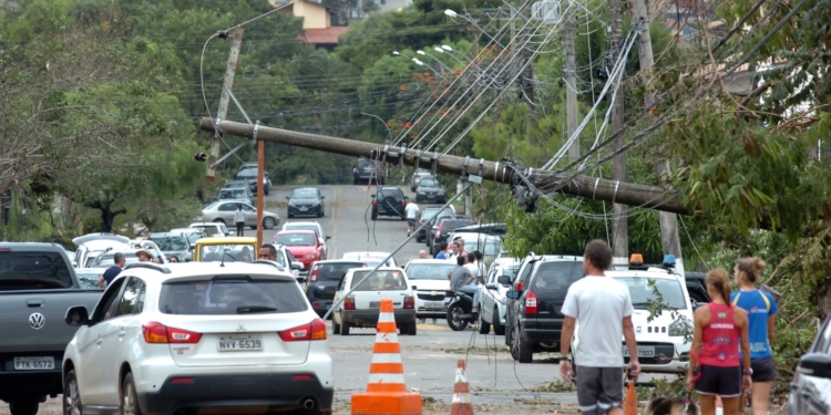 Acidentes com veículos causaram 218 ocorrências na rede elétrica da região de Campinas em 2026