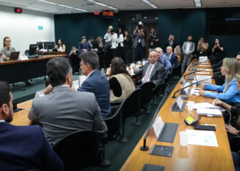 Pedido de vista adia votação da PEC do fim da escala 6X1
