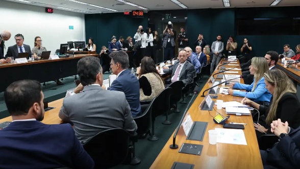 Pedido de vista adia votação da PEC do fim da escala 6X1