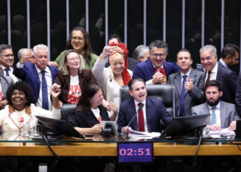 Câmara aprova, em dois turnos, PEC pelo fim da escala 6×1