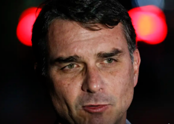 Flávio Bolsonaro admite cobrança a Vorcaro, mas nega crime