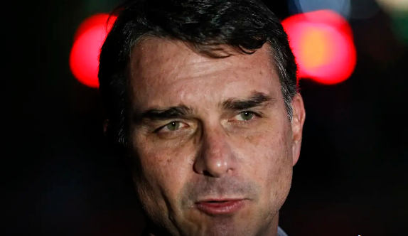 Flávio Bolsonaro admite cobrança a Vorcaro, mas nega crime