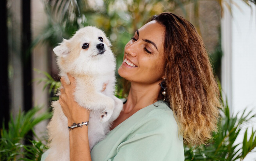Mães de pets ganham protagonismo e impulsionam mercado bilionário no Brasil