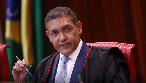Nunes Marques toma posse na presidência do TSE e vai comandar eleições