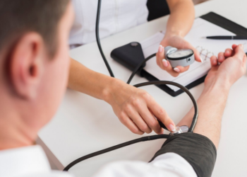 Pressão alta: check-up médico regular é essencial para prevenir e identificar complicações