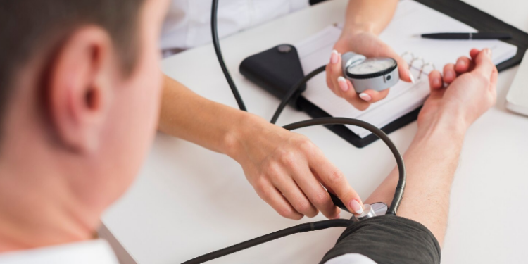 Pressão alta: check-up médico regular é essencial para prevenir e identificar complicações
