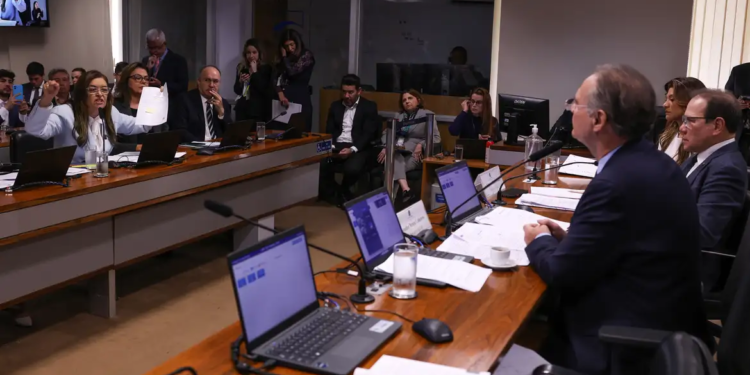 Senadores criticam falta de dados sobre socorro bilionário ao BRB