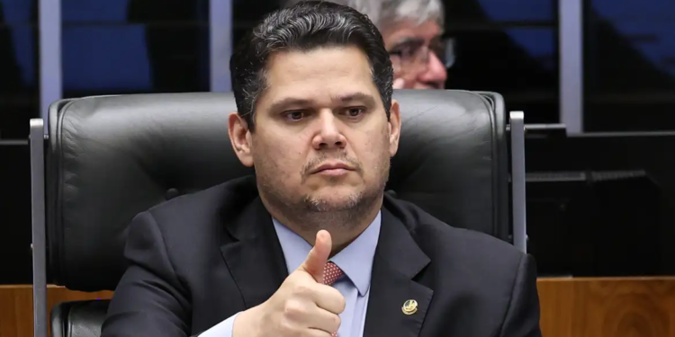 Alcolumbre sugere “melhorar” 6×1 e quer passar PEC por comissões