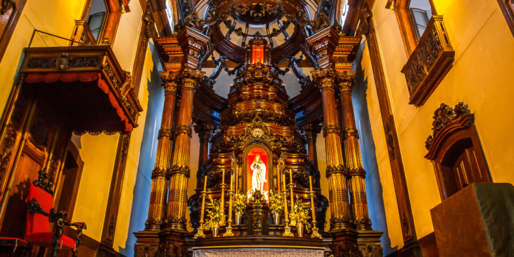 Vitoriano dos Anjos: os entalhes divinos do artista baiano que deixou sua marca na Catedral
