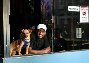 Adotado pelo Ceprocamp, cãozinho Paçoca ganha crachá e convênio pet