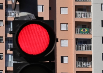 Bandeira brasileira na sacada de prédios vira debate político em meio à Copa do Mundo