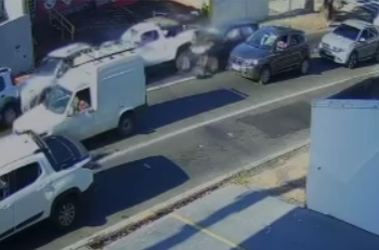 Carro em alta velocidade provoca engavetamento com cinco veículos na Abolição