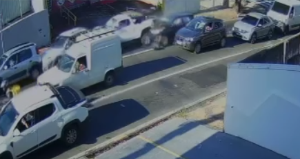 Carro em alta velocidade provoca engavetamento com cinco veículos na Abolição