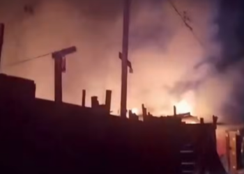 Incêndio destrói cinco moradias em comunidade do Parque Shalon, em Campinas