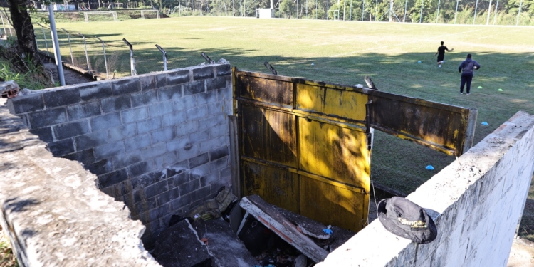 Laje desaba durante jogo de futebol amador e deixa oito feridos em Campinas