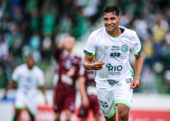Isaque revela cobrança de Élio: ‘enfrentar o Confiança sem olhar para a tabela’
