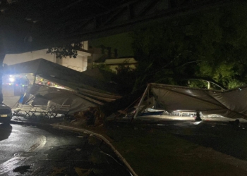 Árvore de grande porte cai sobre tendas na Praça da Catedral após temporal em Piracicaba