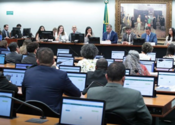 Deputados votam redução da maioridade penal em comissão