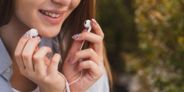 OMS alerta para aumento de perda auditiva entre jovens; veja medidas de prevenção