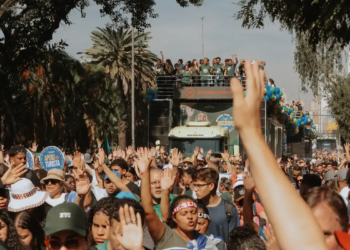 Marcha para Jesus reúne público evangélico e dá palco a políticos em São Paulo