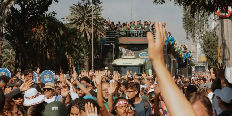 Marcha para Jesus reúne público evangélico e dá palco a políticos em São Paulo
