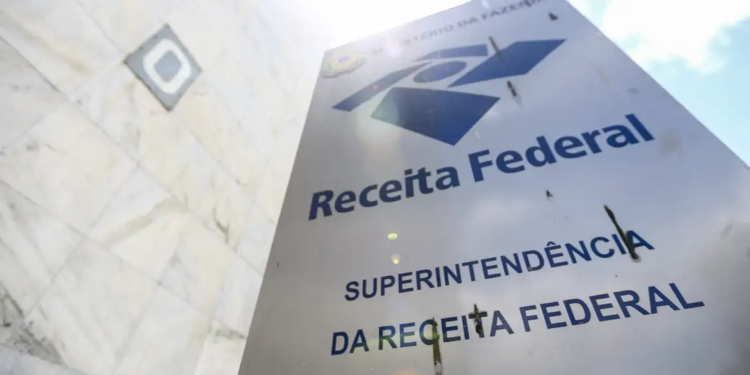 Receita paga lote especial de restituição automática em julho