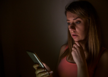 Denúncias de violência digital contra mulheres crescem 188% em um ano