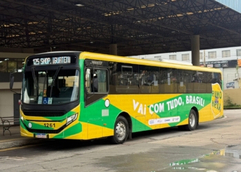 Ônibus adesivados com as cores verde e amarela vão operar durante a Copa