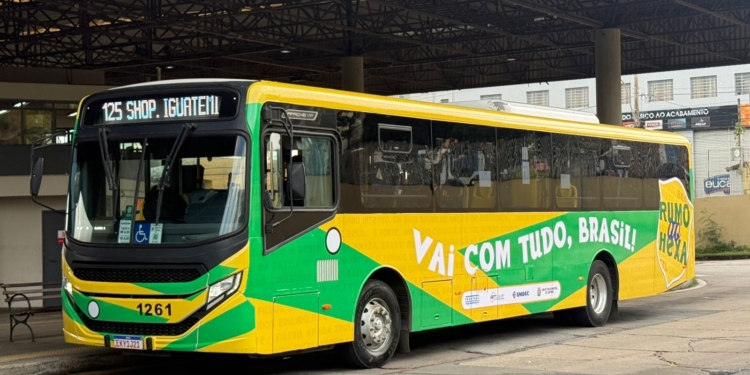 Ônibus adesivados com as cores verde e amarela vão operar durante a Copa