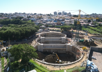 Prefeitura faz manejo de árvores em trecho de obras de piscinão
