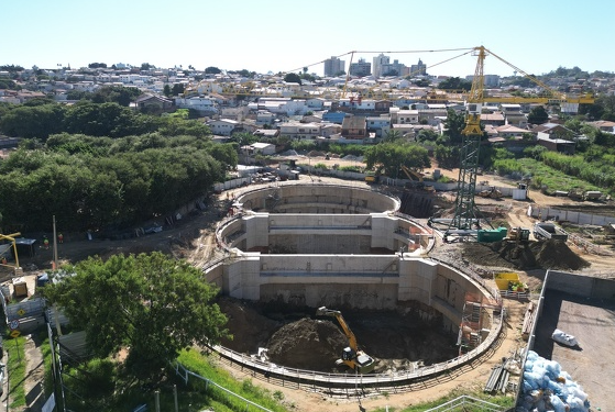 Prefeitura faz manejo de árvores em trecho de obras de piscinão