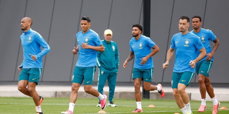 Brasil enfrenta Escócia em busca da liderança do grupo C